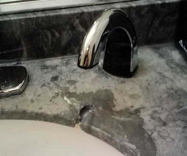 Akan su damlalar� y�z�nden a��nan mermer.   