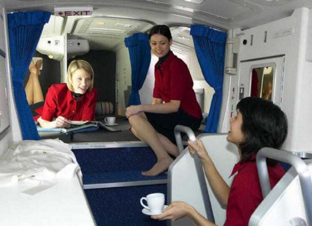 Uzun menzilli seferlerde uu grevlilerinin dinlenmesi amacyla uaklarda gizli odalar bulunuyor.      