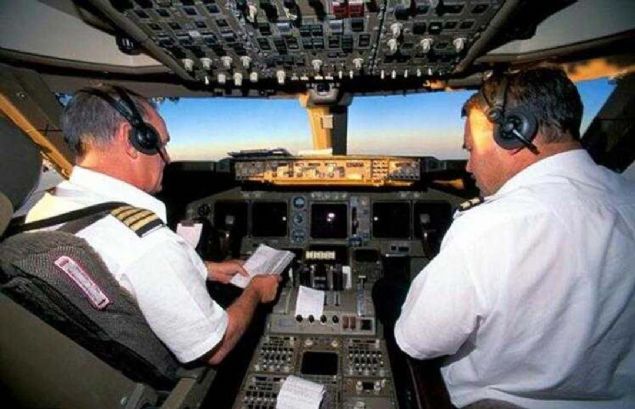 ki pilot uu srasnda asla ayn yemei yemez.  <br><br>  Biri zehirlenirse dierinin sal asndan risk almamak iin bu uygulamaya gidiliyor.  <br><br>  Sz gelimi bir pilot tavuk yediinde dieri kfte yer.    