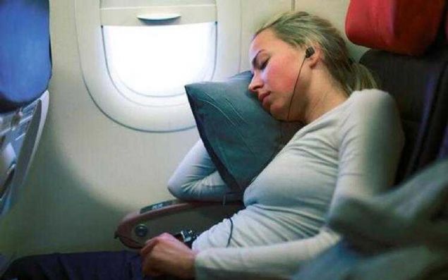 Havaclk kurallarna gre, yolcu uaklar havalanmadan nce acil durumlarda yolculara ne yaplacann anlatlmas gerekiyor.  <br><br>  Bu bilgilendirmeyi kabin memurlar yapabilecei gibi irketler hazrladklar videolar ekranlardan yaynlyor.   <br><br>  Genellikle iki dilde ekilen videolara baz irketler iitme engelliler iin iaret dilini de alan pencerede ekliyor.       