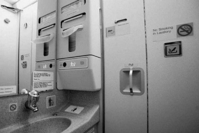 Tuvaletlerin kilitleri dardan alabilir. 