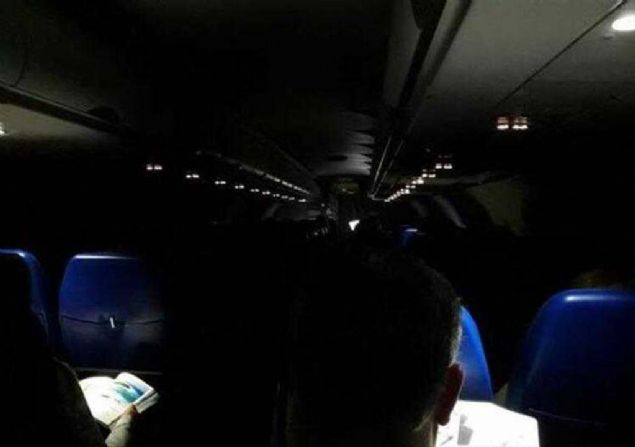 Gece ini ve kalk yapan uaklarda klarn snmesi, gece gzlerimizi karanla altrmak iin. Herhangi bir kaza durumunda, klar ak olsa idi, gzlerin karanla almak iin kaybedecei birka saniyeyi kazanmak amal klar kapatlyor.       