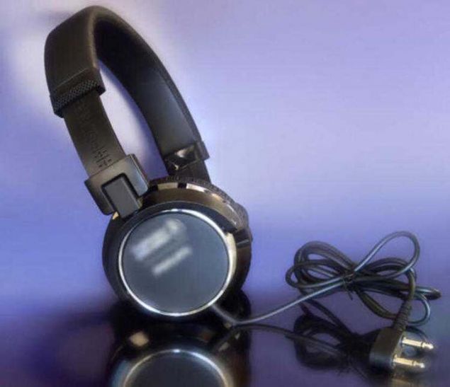 Uakta datlan kulaklklar ift girilidir.   <br><br>  Neden byle bir uygulama yapldn biliyor musunuz?   <br><br>  te o ilgin sorunun cevab...  