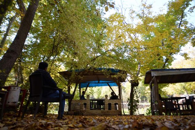 Roma d�neminde in�a edildi�i tahmin edilen kalenin yamac�na kurulu Savur'da, sonbaharda a�a�lar�n olu�turdu�u renk c�mb���, g�renleri hayran b�rak�yor. 