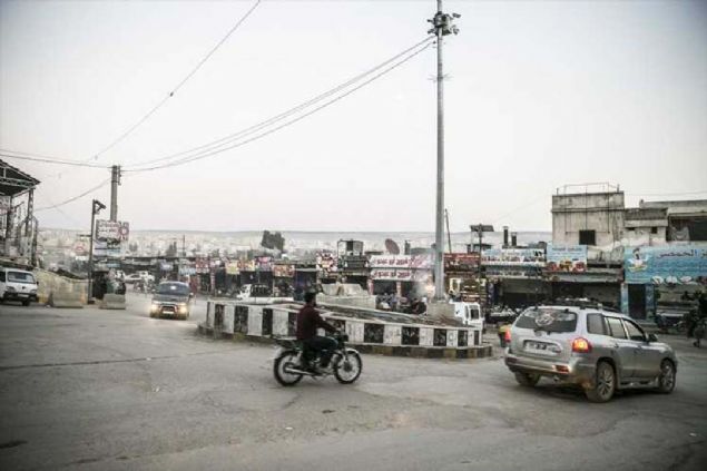 110 K�LOMETRE SU �EBEKES�  <br><br>  Afrin b�lgesiyle ticaretin geli�tirilmesi i�in Afrin ile Hatay aras�nda Zeytin Dal� S�n�r Kap�s� a��ld�.   <br><br>  Hatay'dan Afrin'e kadar uzanan 35 kilometrelik yol asfaltland�.  <br><br>  Afrin'i 4 b�y�k beldeye ba�layan 180 kilometrelik yollar onar�ld�. Afrin halk�n�n su ihtiyac�n� kar��lamak �zere Meydanki Baraj�'ndan kent ve k�ylere giden �ebekeler yenilendi.  