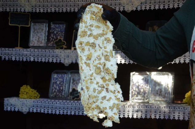 Helvay yiyen memnun kalyor  <br><br>  Ordu'nun belirli blgelerinde sat gerekleen cevizli helva yiyenlerin de beenisini kazanyor. Vatandalar, gerek kilo ile gerekse ayakst yemek iin cevizli helva alarak, bu lezzeti beendiklerini ve k aylarnda snmann helva ile mmkn olduunu belirtiyor. 