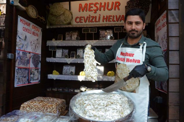 Ordu'nun onlarca yresel lezzetlerinden biri olan ve belirli blgelerde retimi yaplan cevizli helva, en ok tercih edilen lezzetler arasnda yer alyor.   <br><br>  erisinde, ven kk, limon tuzu, bol miktarda ceviz ve eker bulunan helva, zellikle yaz aylarnda turistler tarafndan tercih edilirken, k aylarnda da vatandalar tarafndan bol bol tketiliyor.       