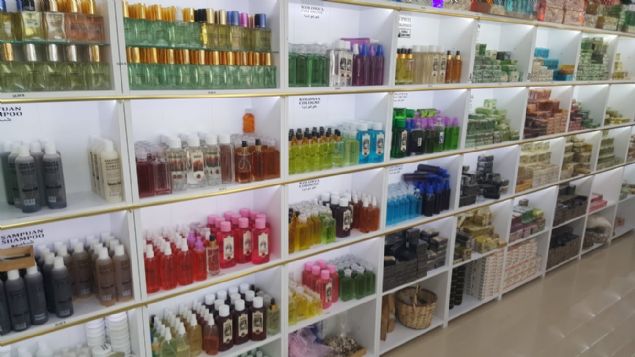 Do�um g�n� pastas�, otomobil �eklinde �ocuklar i�in sabun �retiyoruz. Vatanda�lar en �ok�sar�msakl�, so�anl�, kaymakl�, e�ek s�tl� ve ball� sabunlara ra�bet g�steriyor' diye konu�tu. 