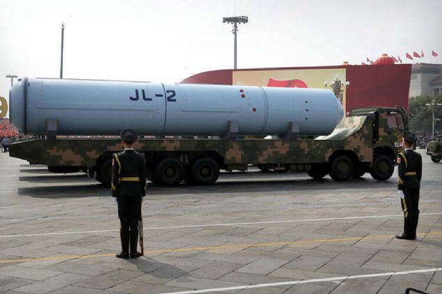 ABD'nin Pasifik Kuvvetleri'nin Komutan Amiral Harry Harris, ABD Kongresi'ne yapt aklamada lkesinin hipersonik silahlarn gelitirilmesinde her iki rakibinin de 'arkasnda kaldn' sylemiti.   <br><br>  Amiral Harris, Amerikan radarlarnn tespit etmesinden nce in fzelerinin ABD'nin blgedeki gemilerini ve kara slerini vurabilecei uyars yapmt.     