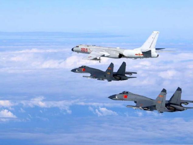 Rusya ve ABD de hipersonik silahlar gelitiriyor. South China Morning Post'a gre, hava arac tam anlamyla gelitirildiinde, dalga srcler mevcut tm fze savunma sistemlerini aabilecek sava balklar tayacak.  <br><br>  Ancak Pekin'deki askeri uzman Zhou Chenming, gazeteye yapt aklamada, in'in dalga src hava aralarnn nkleer sava balklarndan ok, konvansiyonel sava balklar tayacan syledi.  