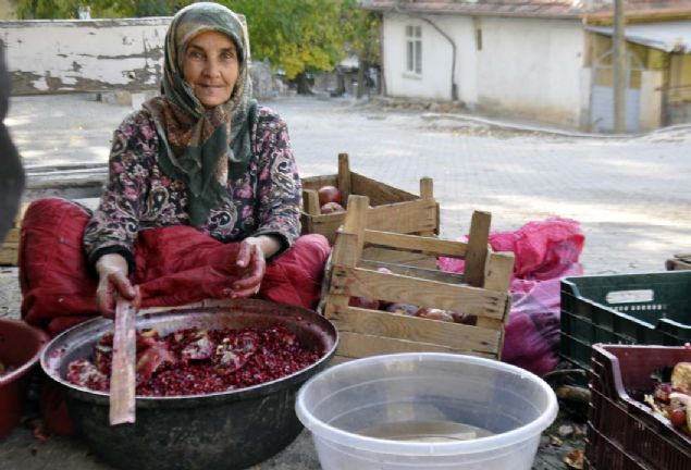 Gksu Vadisi'nin bulunduu Bucakkla ve Avgan kynde yaayan kadnlar, yaz aylarnda tarladaki rnlerin ekim, bakm ve hasadyla ilgilendi.   <br><br>  Kadnlar imdi de 'nar' mesaisine balad. Aalarndan narlar hasateden kadnlar, kabuuatlak olan narlar da, kaynatarak nar ekisi yapyor.    
