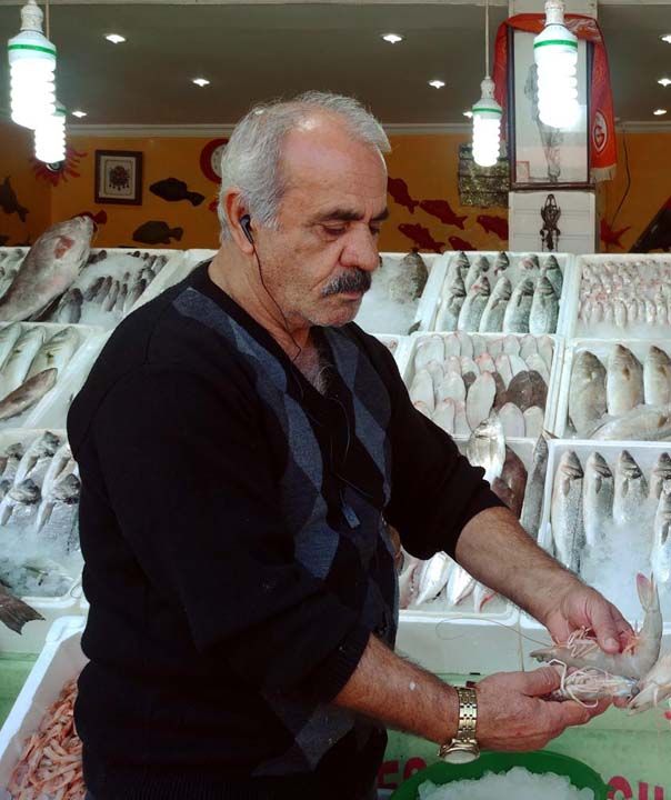 'Biz tezgahmza balk koymak iin her tekneden alm yapyoruz. Denizde baln artmas iin 5 yl avcl durdurmalyz. Balknn geimini salayacak destek verilmeli. Ondan sonra denizimiz bollar, bereketlenir.'  <br><br>  (DHA)   