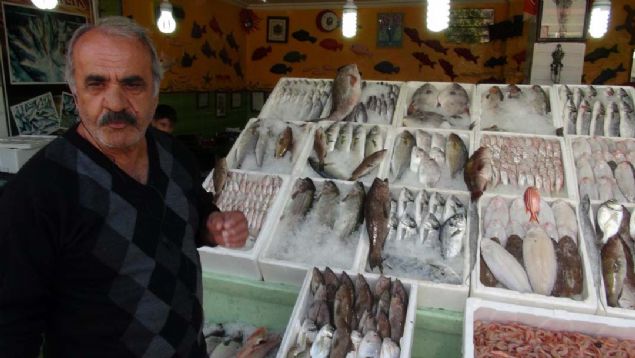 Gne,krfezin en deerli canlsnn 'jumbo karides' olduunu ve kilosunun 160 liradan mteri bulduunu belirtirken, '8-9 adet jumbo karides 1 kilo geliyor ve 160 liradan satlyor.  