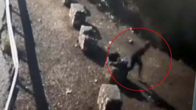 Bir sre manzaray seyreden Aylin T., daha sonra koarak kendisini yaklak 50 metre yksekteki uurumdan denize brakt. 