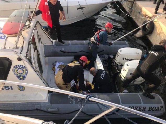 evre sakinlerinin ihbar zerine blgeye, polis, itfaiye ve salk ekipleri sevk edildi. Botlarla denize alan ekipler, Aylin T.'yi ksa srede buldu. 