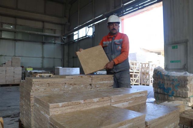 Sivas Trkiye'de rezerv bakmndan ok nemli yere sahip. Firmamz 2007 ylnda Organize Sanayi Blgesinde kuruldu, yaklak 140 personelimiz ile fabrikamz 3 vardiya eklinde almaya devam etmektedir. Firmamz bnyesinde 4 tane ocak bulunmaktadr. Bu ocaklarmzdan dnya piyasasnda sz sahibi olan nemli talar kmaktadr. Sivasta zellikle imza talar diyebileceimiz ok nemli talarmz kmaktadr' dedi.        