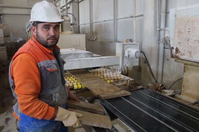 Sivas'n eitli blgelerinde 4 farkl mermer ocandan kartlan renkleri ve desenleriyle Sivas'a zg mermer ve traverten 4 kta da 18 farkl lkeye ihra ediliyor.      