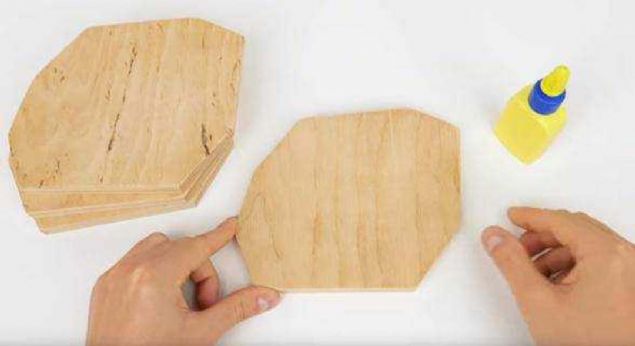 Tahtay kesebilmek iin makinelerden de faydalanmay ihmal etmiyor.    