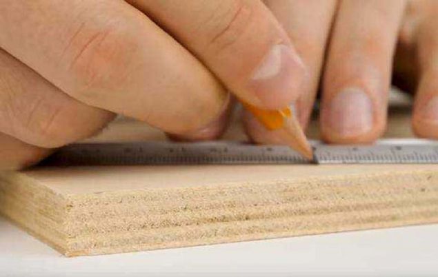 Eline kalemi alyor ve izmeye balyor.      