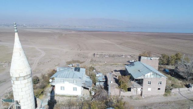 Merkeze ba�l� �a�lar k�y�nde de ise sular�n �ekilmesiyle daha �nce su alt�nda kalan bir a��l ortaya ��kt�. Ge�ti�imiz y�llara oranla sular�n �ekilmesiyle ortaya ��kan alan�n az oldu�u ��renildi.   