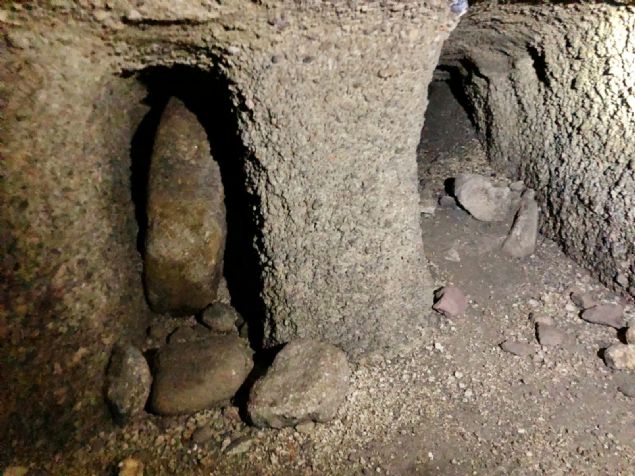 Yeralt� �ehri i�inde kuyular ve odalar var. Karanl�k bir yer oldu�u i�in tedbirsiz girilmiyor. 