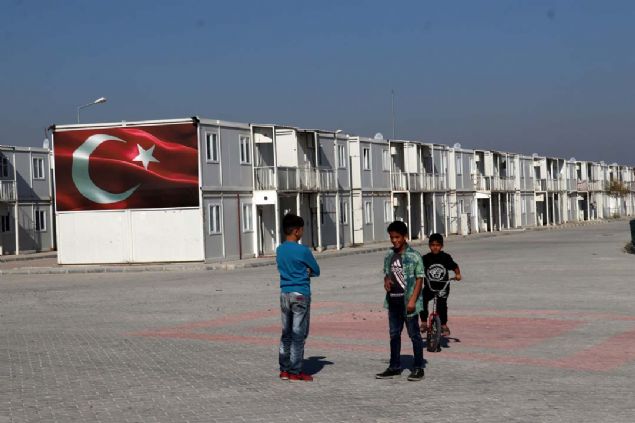 Alman Bild gazetesinin Yunanistan muhabiri Liana Spyropoulou'nu Hatay ve Kilis gezisinden sonra yapt��� 'T�rkiye'deki m�lteci kamplar�n�n m�kemmelli�ini g�r�nce �lkesindeki durumdan utan� duydu�u' �eklindeki a��klamas�yla da dikkat �ekti�i bar�nma merkezleri, d�nyadaki benzer tesisler aras�nda �ne ��k�yor.   