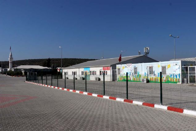 Merkezde kalan Suriyelilerin ya�ad�klar� ac�lar� bir nebze unutturmaya �al��t�klar�n� ifade eden Karasu, '4 bini a�k�n Suriyeliyi burada misafir etmekteyiz. Suriyelilerin sosyal, k�lt�rel, e�itim, sa�l�k anlam�nda her t�rl� ihtiya�lar�n� devletimiz kar��l�yor.' dedi.   