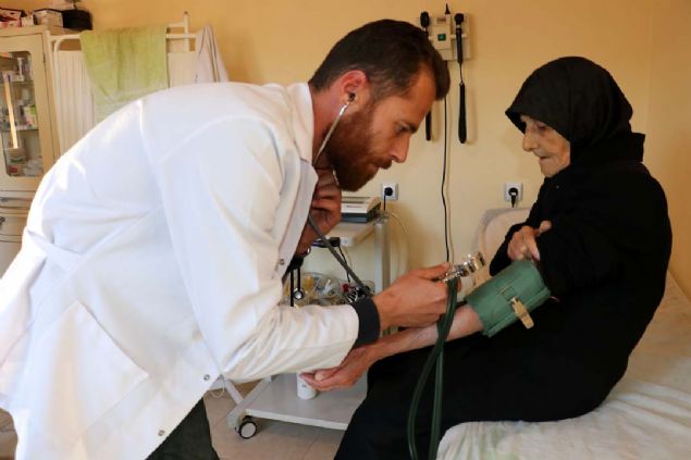 Alt�n�z�'nde 2 bin 665 Suriyeli misafir ediliyor  <br><br>  Alt�n�z� il�esindeki 140 bin metrekarelik alanda in�a edilen Boynuyo�un Ge�ici Bar�nma Merkezi'nde ise 2 bin 56 konteyner de 2 bin 665 Suriyeli ya��yor.  