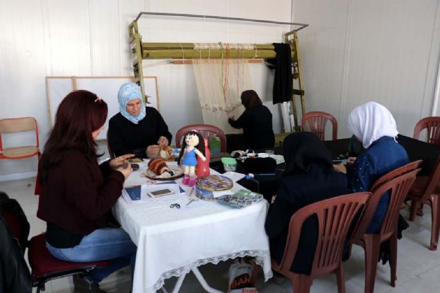 'Modern bar�nma merkezi'  <br><br>  Yaylada�� Ge�ici Bar�nma Merkezi Y�netici Yard�mc�s� Yakup Karasu da Yaylada�� il�esinin, 2011'de Suriye'de ba�layan i� kar���kl�k dolay�s�yla �lkelerini terk ederek T�rkiye'ye s���nan Suriyelilere ilk kucak a�an yer oldu�unu s�yledi.      