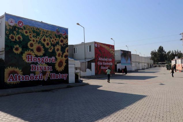 �zbek, bar�nma merkezinin 2011 y�l�nda ilk �ad�r kent olarak kuruldu�unu 2016'dan itibaren ise konteyner kente d�n��t�r�ld���n� aktararak 'AFAD, G�� �daresi, T�rk K�z�lay ve Hatay Valili�i personeli olarak Suriyeli misafirlerimiz i�in seferber olmu� durumday�z.' ifadesini kulland�.  