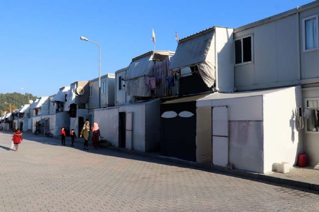 'Allah T�rk halk�n� korusun'  <br><br>  Merkezde kalanlardan Suriyeli Muhammet Rahe, 2013 y�l�ndan bu yana ailesiyle birlikte bar�nma merkezinde ya�ad���n� belirtti.      