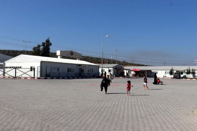 Boynuyo�un Ge�ici Bar�nma Merkezi Y�netici Yard�mc�s� Halit �zbek de Suriyelilerin huzur i�inde ge�ici bar�nma merkezinde misafir edildiklerini dile getirdi.      