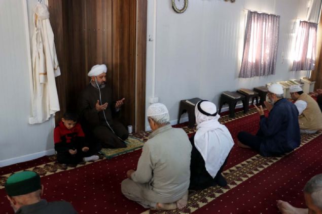 Merkezde 38 derslikli okul, sa�l�k merkezi, hal� saha, yetim merkezi, izcilik merkezi, spor salonu, 5 �ocuk oyun park�, 4 basket sahas�, cami, k�t�phane, ziyaret salonu ve bir sera bulunuyor.  