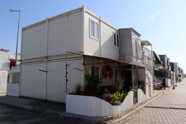 Yaylada�� il�esinde 102 bin metrekare alan �zerinde kurulu ve 776 konteynerin bulundu�u Yaylada�� Ge�ici Bar�nma Merkezinde, 4 bin 101 Suriyeli ya�ad�klar� ac�lar� unutmaya �al���yor.  