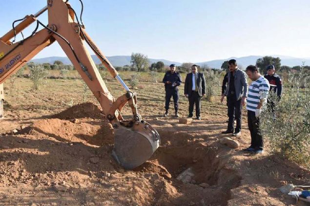 Kazda Roma dnemine ait lahit kapa toprak altndan gn yzne karld. 2 bin 500 yllk olduu tahmin edilen lahit kapa, koruma altna alnp Afrodisias Mzesi'ne teslim edildi.  