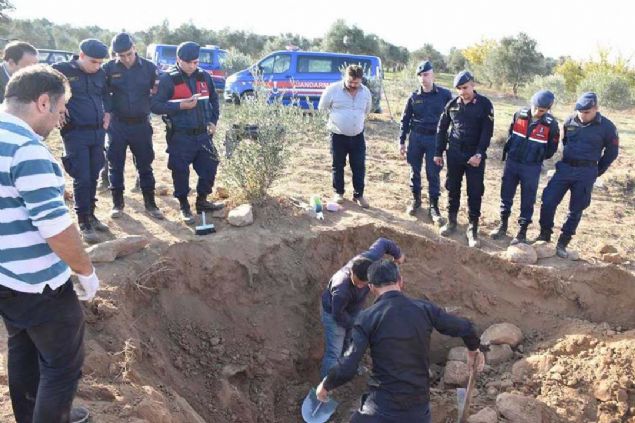 le Jandarma Komutanl ve Geyre Jandarma Karakolu'na bal ekipler, dn gece saatlerinde UNESCO dnya miras listesinde olan Afrodisias Antik Kentinin bulunduu Krsal Geyre Mahallesi'ndeki smet Ylmaz'a ait zeytinlik bahesinde kaak kaz yapan 5- 6 kiilik bir grup olduu ihbar zerine hareket geti.    