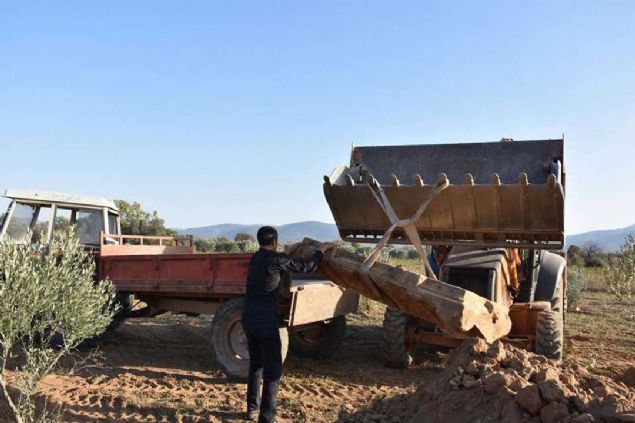 Blgeye baskn yapan ekipleri fark eden grup kaarken, jandarma blgeyi koruma altna ald.   