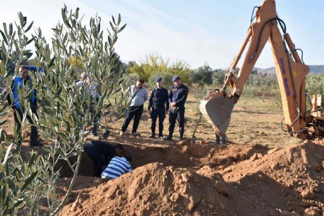 Karacasu Cumhuriyet Savcs'nn talimatyla Afrodisias Mzesi'nde grevli arkeologlarn gzetiminde Karacasu Belediyesi'nden getirtilen kepeyle blgede kaz yapld. 