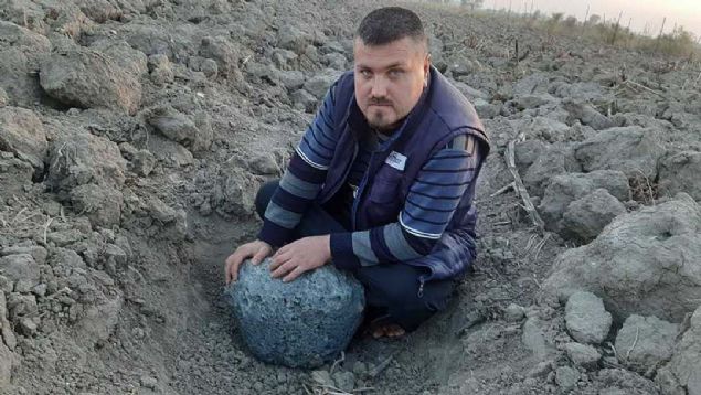 Pencereden dar bakan ancak bir ey gremeyen Civelek, sabah uyandnda evinin nndeki tarlada yerde yaklak yarm metre ukur aan, yuvarlak bir ta grd.   <br><br>  Tan yanna yaklaan ve yerinden kaldrmaya alan Mustafa Civelek yaklak 50 kilo arlndaki ta kaldramad. 