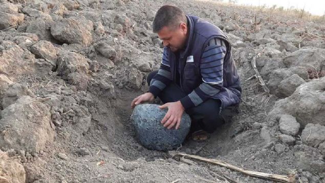 Gece saatlerinde nce imek aktn dndm bir ses duydum. Ardndan ev salland. Darya baktm karanlkta bir ey gremedim.   <br><br>  Sabah kalktmda evin bahesinde bir ukur am ta grdm. Yaklak 40-50 kilo arlnda. Ben bunun gkta olduunu dnyorum. Yetkililer alp incelesin' eklinde konutu.  