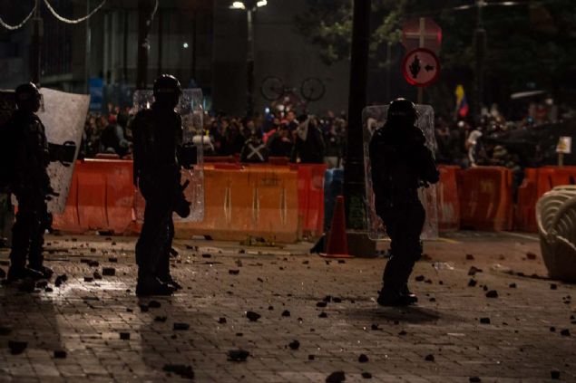 Bakent Bogota'da iddet eylemlerine dnen ve polisle gstericiler arasnda atmalara neden olan gsteriler sebebiyle sokaa kma yasa ilan edildi.  