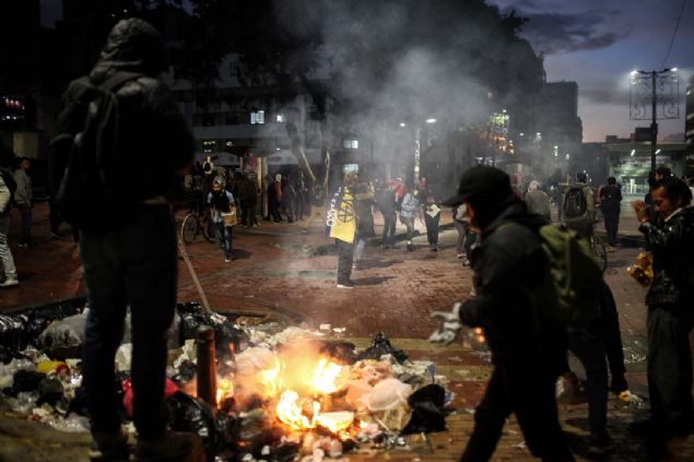 Kolombiya'da ii sendikalar, renci gruplar, eitli yerli topluluklar ve yzlerce STK'nin arsyla alnan genel grev kararnn ardndan bakent Bogota bata olmak zere birok ehirde hkmet kart protestolar dzenlendi. 