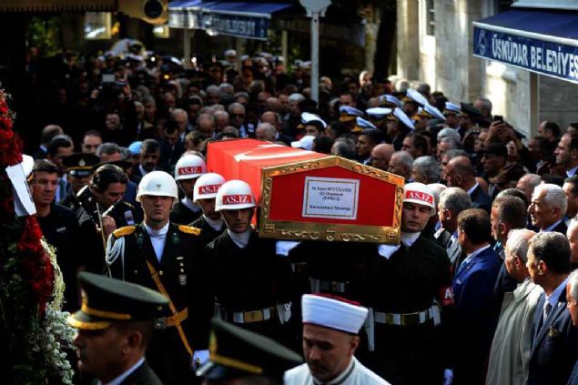 Eski Genelkurmay Bakan Yaar Bykant, Byk Selimiye Camisi'nde klnan cenaze namaznn ardndan Karacaahmet Mezarlnda defnedildi. 