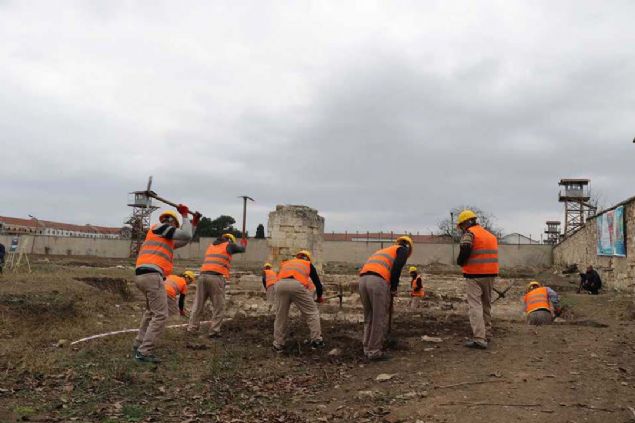 Gnmze sadece ykk minaresi ulaan ve 'kayp camii' olarak anlan Mahmudiye, 1827 ylnda dnemin padiah 2. Mahmut tarafndan yaptrlan Kla ierisinde yer alyor.         