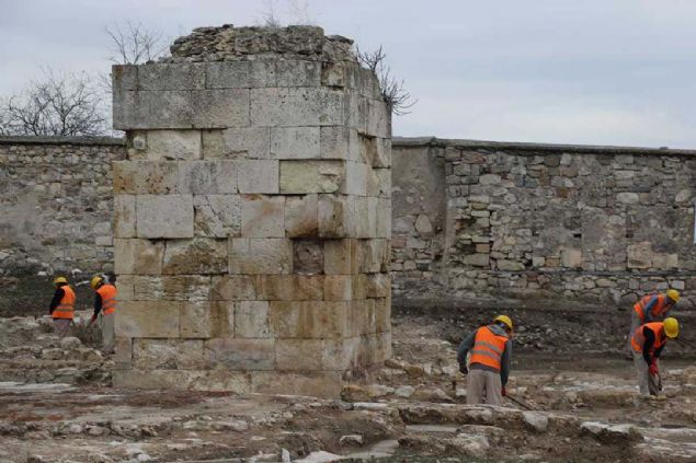 VALDE SULTAN CAMS HALKA AILDI  <br><br>  Edirne Cumhuriyet Basavcs Karabacak, son olarak ise Ak Ceza nfaz Kurumu  Yurdu Mdrl olarak yaptklar almalarla ihyas tamamlanan bir yap olduunu da belirterek, 'Bitirdiimiz bir iimiz de var. 