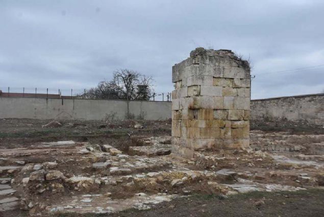 Ak Ceza nfaz Kurumumuzun giriinde Valide Sultan emesi vardr. Valide Sultan Edirne iin nemlidir. 4. Mehmet'in eidir. Bildiimiz kadaryla sz konusu eme Edirne'ye tek hatrasdr. Yapnn ihyas tamamland ve su akar hale getirildi' dedi. 