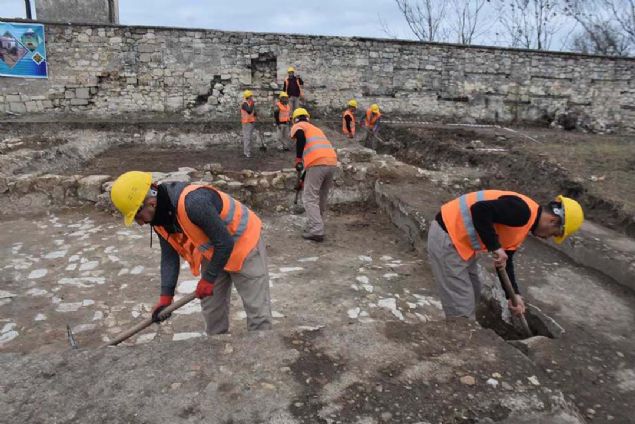 Bunu yaparken de yurtlarmzn bu gzel meslek edindirme faaliyeti kapsamnda bunu alm olduk. Burada hkmllerimiz, aratrma kazasnda grev almaktalar.   <br><br>  Kendilerine Milli Eitim Bakanlmzn yaygn eitim kurumu olan Halk Eitim Mdrl bnyesinde restorasyon konusunda eitim verilmekte. Bu eitim sonucunda, eitimlerini ve faaliyetlerini belgelendireceiz.        