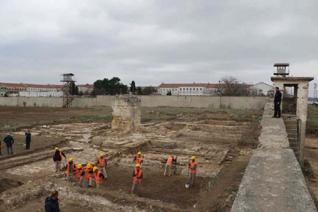 'TAHLYE SONRASI MESLEK OLARAK YRTEBLECEKLER'  <br><br>  yurdu Mdrlkleri ierisinde yer alan faaliyetlerde hkmllerin gnllk esasna gre seildiini dile getiren Basavc Karabacak,  <br><br>  Biz bu yaplar ncelikle korumak, gelecek nesillere aktarmak, belki ileride farkl fonksiyonlarda kullanlabilecektir buralar cezaevleri ayrldktan sonra, gelecee devretmek birinci niyetimiz.   