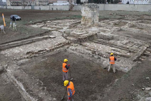 Bu saha ierisinde 2. Mahmut dneminde Kla ile birlikte yaplan Mahmudiye Cami'nin kaybolan, zaman ierisinde yklp topraa gmlen snrlarn, caminin genel alann, hatlarn ortaya koymak zere aratrma kazas faaliyeti yapmaktayz' dedi.          