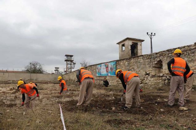 'TRKYE'DE LK VE TEK'  <br><br>  Ak Ceza nfaz Kurumu yurdu Mdrl bnyesinde yaklak 850 civar hkmlnn ok eitli i kollarnda altrldna deinen Basavc Karabacak,    
